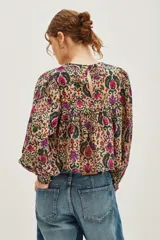 Camisa de algodón con estampado floral y paisley, de corte holgado, con mangas largas abullonadas y detalle de fruncido en el pecho.