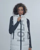 Chaleco largo negro estilo puffer con capucha y cierre frontal.