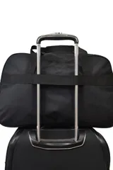 Bolso de viaje negro con doble asa de mano y correa larga regulable para colgar del hombro. Tiene un bolsillo frontal con cierre y un compartimento principal amplio con cierre doble. Incluye enganche para valija.