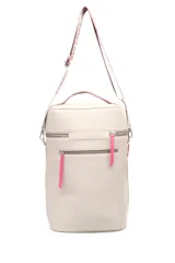 Bolso matero color crema con textura símil cuero, cierre superior con cremallera y correa de cinta con logo de la marca.