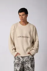 Sweater de tejido acanalado en color arena, con corte holgado y cuello redondo. Presenta el logo bordado VCPCONCEPT en el centro del pecho y una etiqueta pequeña en el puño.