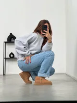 Pantubotas bajas de gamuza color marrón claro y negro, con interior de piel sintética.