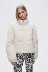 Campera puffer de cuello alto con cierre frontal, confeccionada en tejido de textura acanalada. Presenta mangas largas y diseño acolchado.