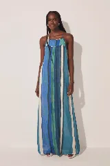 Vestido largo con breteles finos, estampado a rayas verticales en tonos de azul, verde y blanco.