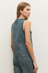 Top de jean sin mangas, de corte recto y escote redondo, con diseño a rayas verticales en azul marino y blanco.