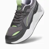 Championes Puma RS-X-3D, color gris y negro con detalles en verde lima y blanco. Capellada de mesh con superposiciones sintéticas, entresuela de PU y suela de goma.