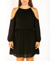 Vestido corto negro con hombros descubiertos y mangas largas.