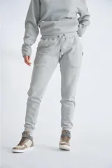 Pantalón de jogging gris melange, de corte ajustado con puños elásticos en los tobillos y cintura con cordón ajustable.