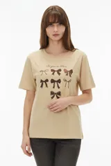 Remera de algodón blanca, de corte holgado, con cuello redondo y diseño estampado en el centro que incluye un gato comiendo de un plato y la inscripción 'Wild Cats'.