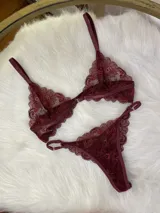 Conjunto de lencería compuesto por corpiño triangular de encaje con cierre frontal y tanga regulable a juego, confeccionado en encaje suave y elastizado.