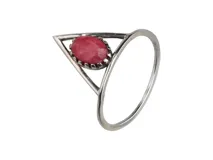 Anillo de plata 925 con piedra de rubí ovalada engarzada en un diseño triangular. El rubí es una piedra natural de color rojo que ayuda a activar y equilibrar las energías, potenciando la pasión y aportando positivismo y valentía.
