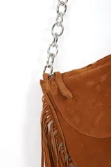 Bandolera marrón de gamuza con flecos y cadena plateada.