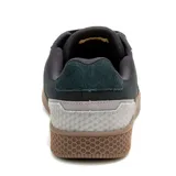 Championes Caterpillar modelo Pause Retro, de diseño urbano con combinación de lona negra y detalles en gamuza. Presenta suela de goma color marrón con textura hexagonal y logo de la marca en el lateral y la lengüeta.