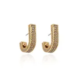Pendientes dorados en forma de U con incrustaciones de pequeños cristales brillantes en toda la superficie.