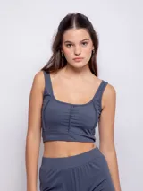 Top deportivo negro con efecto brillante (sparkles), escote cuadrado y tirantes anchos.