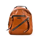 Mochila color marrón con múltiples cierres frontales y manija superior.