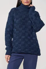 Buzo de punto azul con diseño de cuadros en relieve y cuello alto.