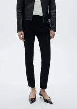 Pantalón skinny de tiro medio, con diseño crop, bolsillos laterales y bolsillos de ribete en la parte posterior. Cuenta con cierre oculto de botón, gancho y cremallera, confeccionado en tejido elástico.