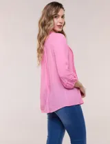 Blusa de silueta suelta color azul, con escote en V y cuello mao. Cuenta con abotonadura frontal, alforzas verticales en el pecho y mangas tres cuartos con puños elastizados.