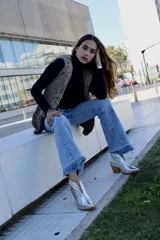 Bota corta plateada de cuero con taco de madera.