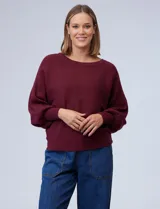 Buzo marca Cupio de tejido acanalado color azul. Tiene mangas largas estilo dolman y aplique de botones en la espalda.