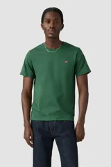 Remera de algodón de corte estándar y cuello redondo, color verde oscuro, con pequeño logo de la marca bordado en el pecho.