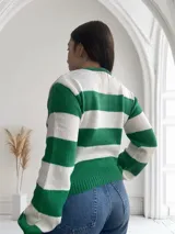Sweater de punto a rayas horizontales anchas, color verde y blanco, con cuello redondo y mangas largas.