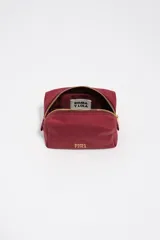 Neceser compacto de nylon color bordó con estructura blanda, cierre superior y logo metálico de la marca en el frente.