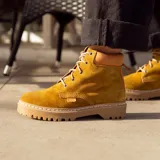 Bota acordonada de cuero color nutria con suela de goma color beige.