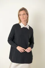 Buzo verde oliva de punto fino con detalle de líneas diagonales en el mismo material y cuello camisero blanco.