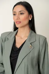 Blazer italiano negro de lino y viscosa, modelo suelto con botón de pasta.