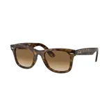Lentes de sol Ray-Ban Wayfarer, modelo RB 4340/50, color carey con lentes marrones degradadas.