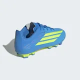 Championes de fútbol Adidas F50 Club, diseñados para terreno firme y multiterreno. Presentan un exterior sintético texturizado en color azul con detalles en amarillo neón, incluyendo las icónicas tres tiras de la marca. Cuentan con suela FXG para tracción óptima en pasto natural y sintético, y lengüeta sintética liviana.