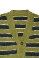 Cardigan de punto con textura suave, diseño a rayas horizontales en tonos verdes, cuello en V y cierre frontal con botones.