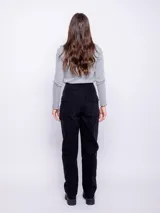 Pantalón color verde militar, de corte recto, con bolsillos cargo y botones.