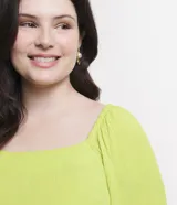 Blusa color verde lima, plus size, con escote cuadrado, elástico en los hombros y manga 3/4 campana. Prenda hecha en viscosa más sostenible y de superficie texturizada sin estampa.