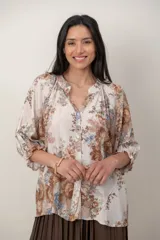 Camisa estampada de algodón y lino, con cuello en V, mangas anchas y puños con elástico.