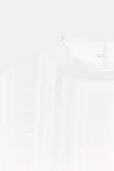 Blusa blanca de cuello alto con detalles de puntilla, manga corta abullonada y cierre posterior con botón.