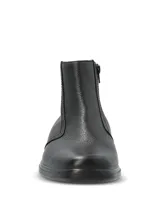 Botines de cuero negro con tecnología waterproof, diseño de caña media, cierre lateral y suela de poliuretano.