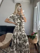 Vestido midi con estampado floral en tonos marrones y beige, corte camisero con cuello en V y botones frontales.