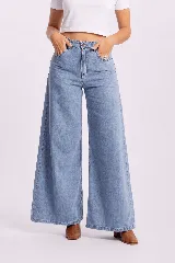 Pantalón jean wide leg de tiro alto, color azul claro, con diseño amplio y fluido en las piernas, bolsillos delanteros y traseros.