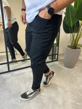 Jean negro de corte skinny con roturas en la rodilla. Confeccionado en denim con elastano para mayor comodidad.