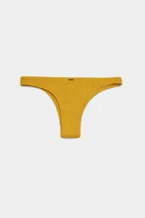 Bombacha de bikini amarilla de tiro bajo, con diseño clásico de cobertura moderada.