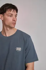 Remera de manga corta color verde oscuro, de corte holgado y cuello redondo.