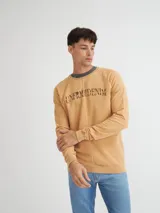 Buzo color tostado con cuello redondo, corte central y mangas raglán. Presenta un estampado frontal con la palabra "UNFRMDENIM" en negro.