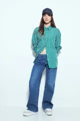 Jean de denim azul de tiro medio y calce recto, con silueta straight.