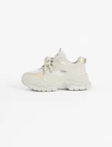 Zapatillas negras con suela chunky y cordones negros.