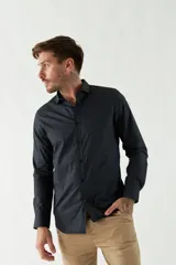 Camisa de vestir azul marino, de corte slim fit, manga larga y cuello clásico. Confeccionada en algodón y con logo bordado en el pecho.