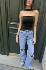 Top verde oscuro de terciopelo, corte ajustado, sin mangas y con cuello halter.