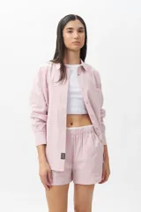 Short piyamero a rayas verticales rojas y blancas, con elástico en la cintura.